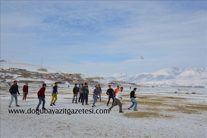 DOĞUBAYAZIT SESLİTAŞ KÖYÜNDE BUZLA KAPLI ARAZİDE FUTBOL?