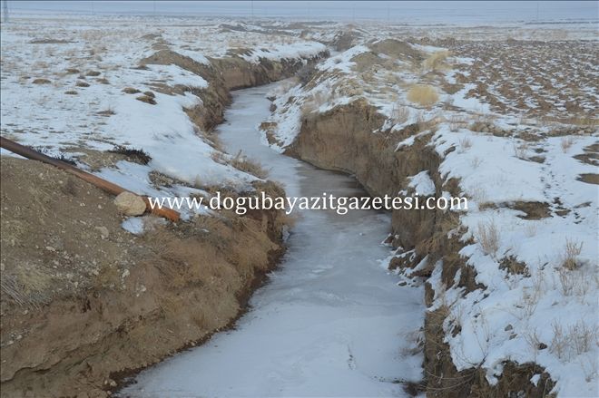 DOĞUBAYAZIT´TA DERELER VE SU KANALLARI DONDU?