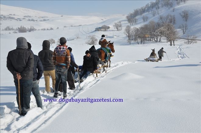 ULAŞIMLARINI KIZAKLA SAĞLIYORLAR?