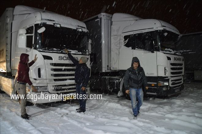 AĞRI´DA KAR VE TİPİ ULAŞIMI AKSATTI?