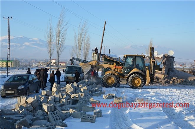 DOĞUBAYAZIT´TA KAÇAK YAPI YIKIMINA DEVAM EDİLİYOR?