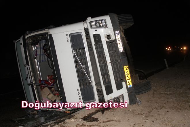 TIR DEVRİLDİ, AĞRI-İRAN KARAYOLU ULAŞIMA KAPANDI