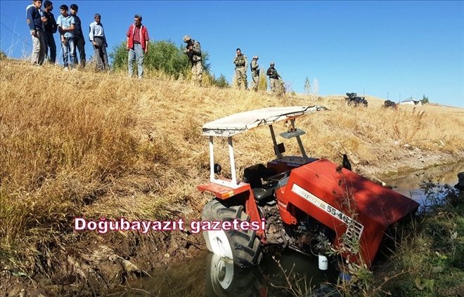 DEREYE DÜŞEN TRAKTÖRLEKİ BABA ÖLDÜ, OĞLU YARALANDI