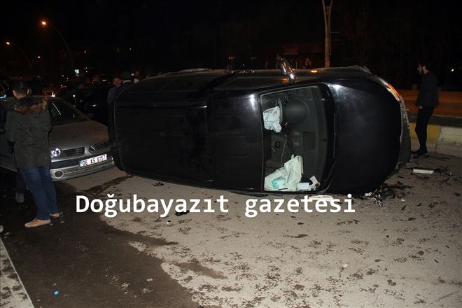 Ağrı´da otomobil hafif ticari araçla çarpıştı: 4 yaralı 