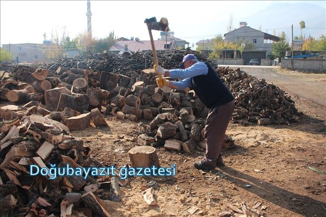 EKMEĞİNİ 40 YILDIR ODUN KIRARAK ÇIKARTIYOR