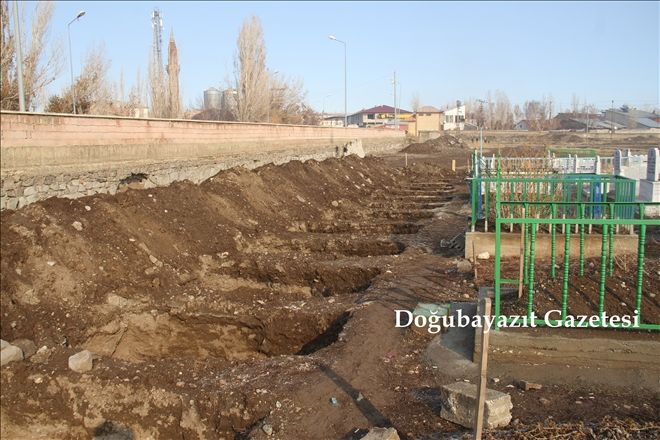 AĞRI´DA MEZARLIKLARDA KIŞ HAZIRLIĞI?
