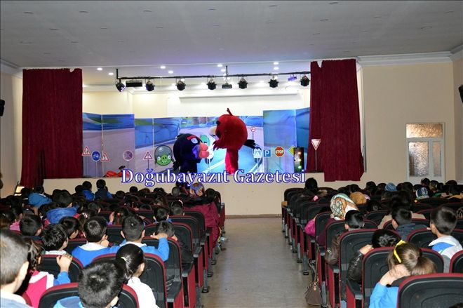 DOĞUBAYAZIT´LI ÖĞRENCİLER TİYATRODA?