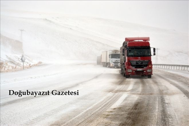 DOĞUBAYAZIT İLE TENDÜREK GEÇİDİNDE ULAŞIMA KAR VE TİPİ ENGELİ?