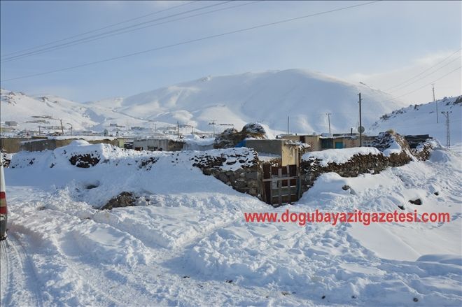 DOĞUBAYAZIT´A 30 KİLOMETRE UZAKLIKTAKİ SOMKAYA KÖYÜ KARLAR ALTINDA?