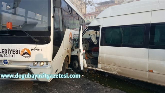 AĞRI´DA ÖĞRENCİ SERVİSİ İLE BELEDİYE OTOBÜSÜ ÇARPIŞTI: ?14 YARALI?