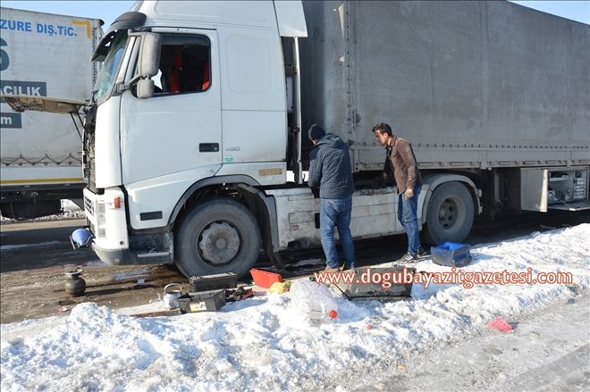 GÜRBULAK SINIR KAPISINDA YAKIT DEPOLARI DONAN TIR SÜRÜCÜLERİ YOLDA KALDI?