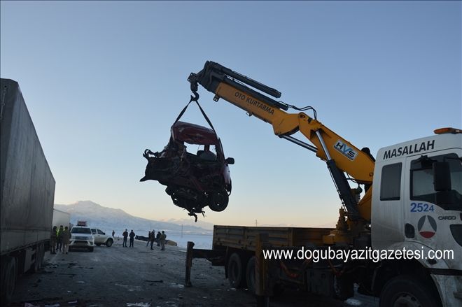DOĞUBAYAZIT´TA TRAFİK KAZASI: 2 ÖLÜ, 1 YARALI?