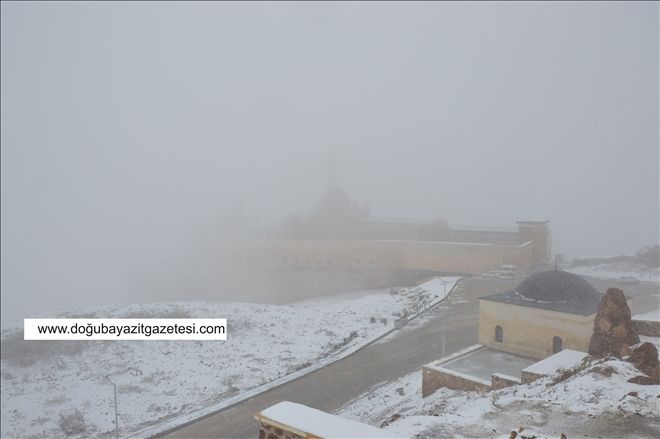DOĞUBAYAZIT´TA KAR YAĞIŞI VE SİS...