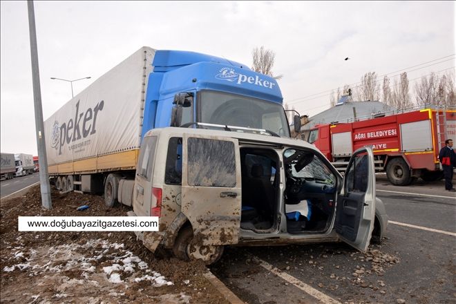 Ağrı´da tırla kamyonet çarpıştı: 5 yaralı