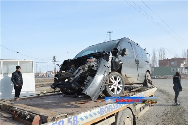 DOĞUBAYAZIT´TA TRAFİK KAZASI: 3 YARALI...