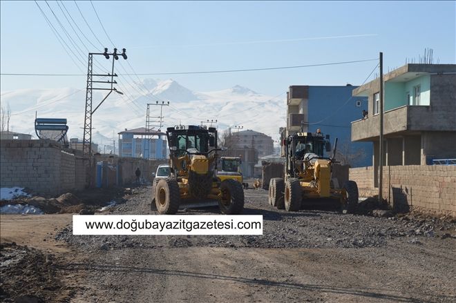 DOĞUBAYAZIT´TA RUTİN YOL ONARIM VE TEMİZLİK ÇALIŞMALARI...