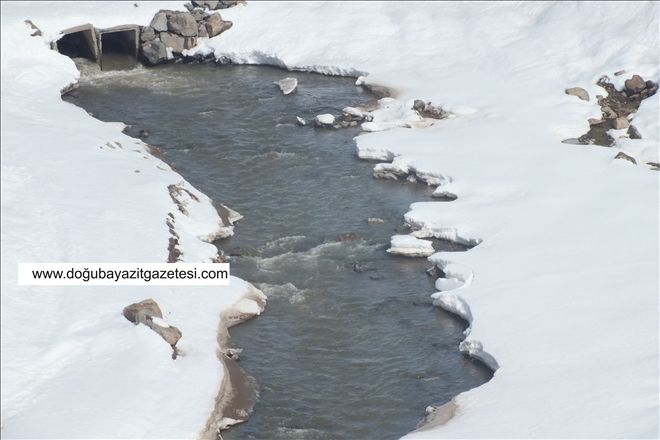 AĞRI MURAT NEHRİNDE BUZLAR ERİMEYE BAŞLADI...