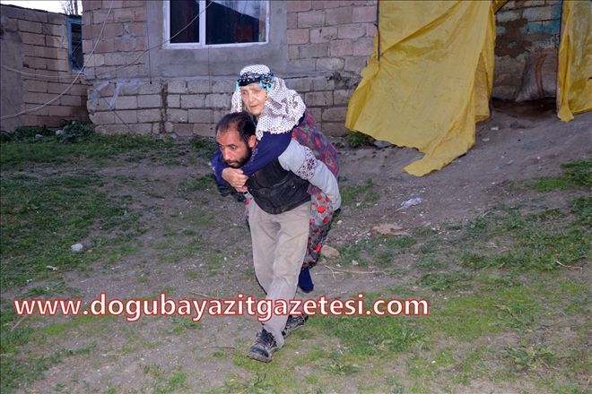 YATAĞA BAĞIMLI ANNESİNİ SIRTINDA TAŞIYOR?