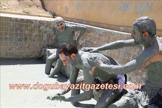 ŞİFAYI ÇAMURDA ARIYORLAR