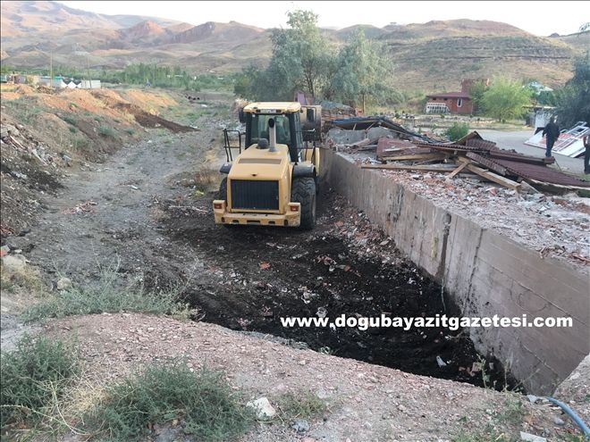 DOĞUBAYAZIT´TA KAÇAK  VE SAĞLIKSIZ YAPILAR YIKILIYOR?