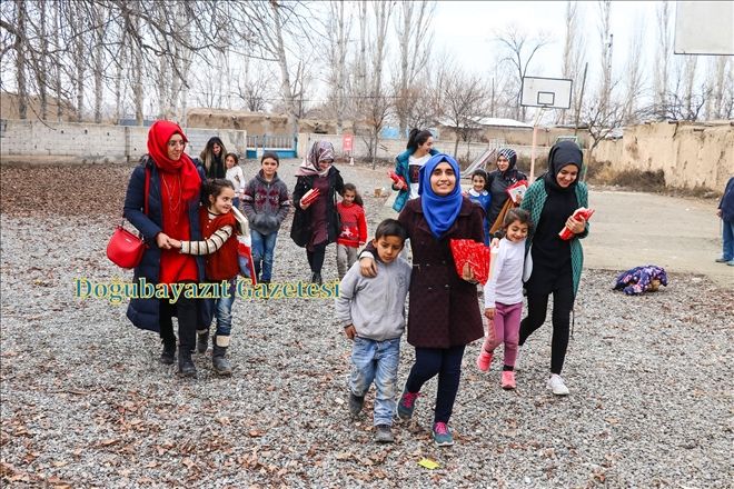 ÜNİVERSİTELİ KIZLAR KÖY ÇOCUKLARI İÇİN YOLLARDA