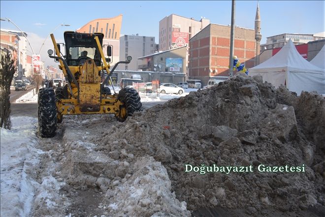 AĞRI KARDAN TEMİZLENİYOR