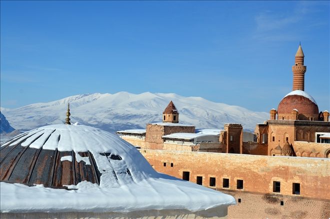 TARİHİ İSHAKPAŞA SARAYI, KALESİ VE AHMEDE XANİ TÜRBESİ BEYAZA BÜRÜNDÜ?