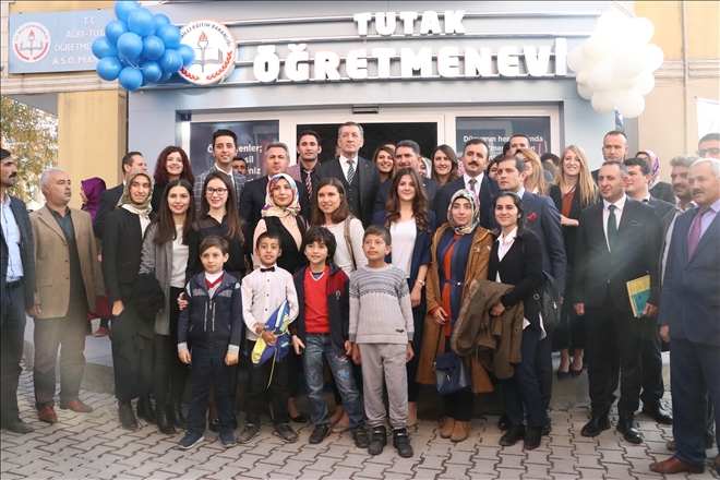 Bakan Selçuk, kendisine mektupla ulaşan Ağrı´nın Tutak ilçesindeki öğretmenlerle buluştu