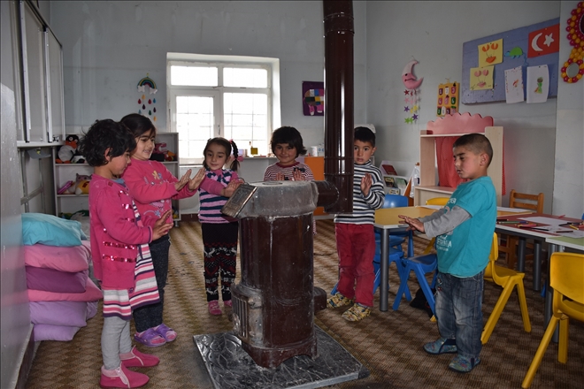 KÖY OKULUNUN FEDAKAR KADIN ÖĞRETMENLERİ?