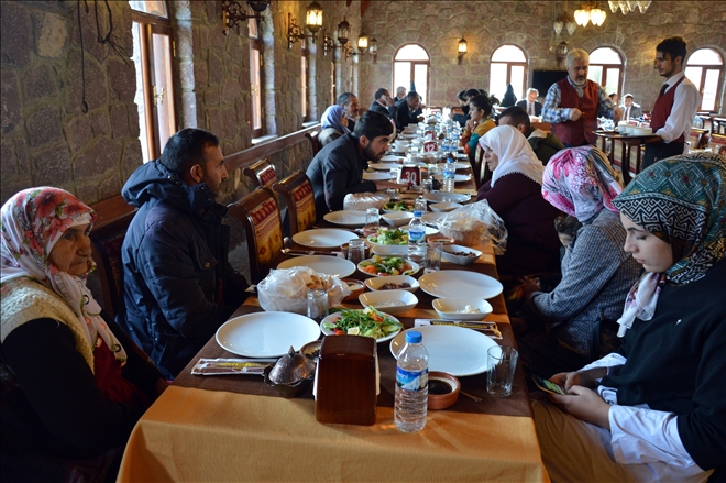 DOĞUBAYAZIT´TA MEVLİD-İ NEBİ HAFTASI NEDENİYLE YEMEK VERİLDİ?