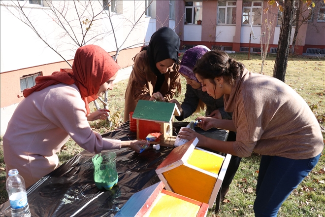 AĞRI´DA ÖĞRENCİLER KUŞLAR İÇİN YUVA YAPTI