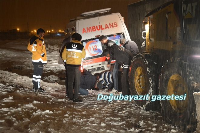 DOĞUBAYAZIT´TA HASTA ALMAYA GİDEN AMBULANS KARA SAPLANDI