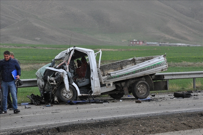 DOĞUBAYAZIT´TA KAMYONET İLE TIR ÇARPIŞTI: 2 ÖLÜ, 1 YARALI