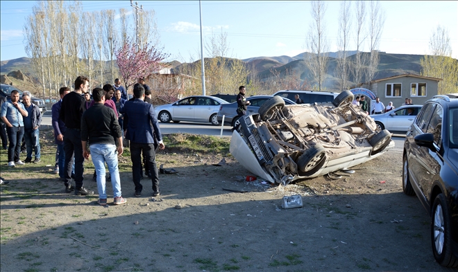 DOĞUBAYAZIT SARAY YOLUNDA OTOMOBİL YAYALARA ÇARPTI: 3 YARALI?