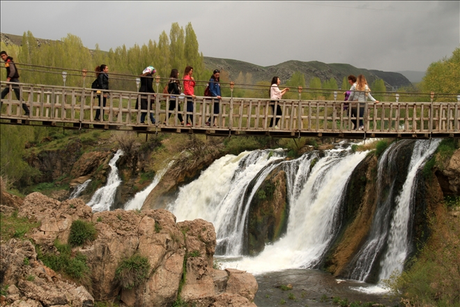 MURADİYE ŞELALESİ BİR BAŞKA GÜZEL?