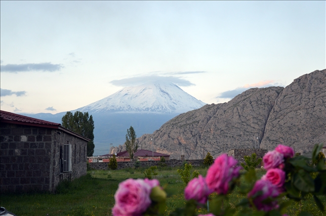 TÜRKİYE´NİN ÇATISI AĞRI DAĞI ŞIK SİS BULUTUYLA BÜYÜLEDİ?