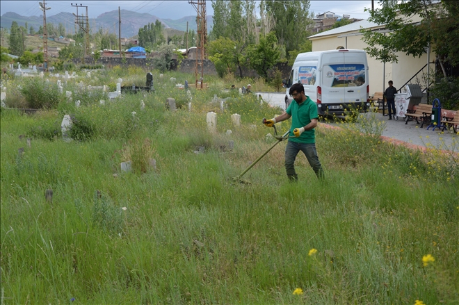 DOĞUBAYAZIT´TA MEZARLIKLARDA BAYRAM HAZIRLIKLARI?