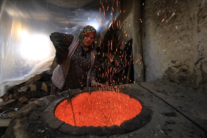 TANDIR ATEŞİNDE EKMEĞİNİ KAZANIYOR?