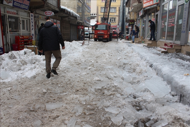 AĞRI´DA BUZ KIRMA EKİBİ