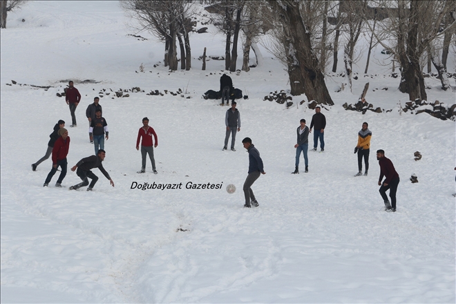 Kar soğuğunu futbol ve kızaklarla eğlenceye dönüştürüyorlar