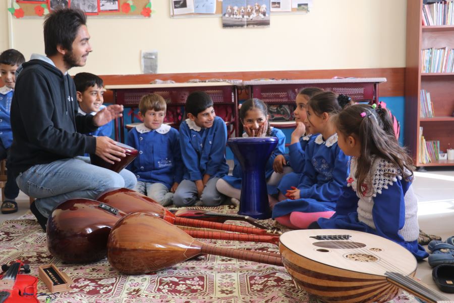 Köy çocuklarını müzik enstrümanlarıyla tanıştırıyor