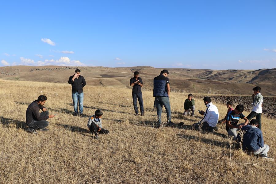 Sevdiklerinden haber almak için tepelere çıkıyorlar