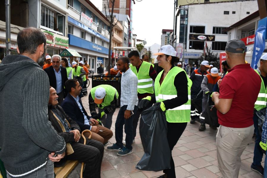 DOĞUBAYAZIT BELEDİYESİ’NDEN ÇEVRE TEMİZLİĞİ, YOLLARA YAMA, MUHTARLARLA TOPLANTI…