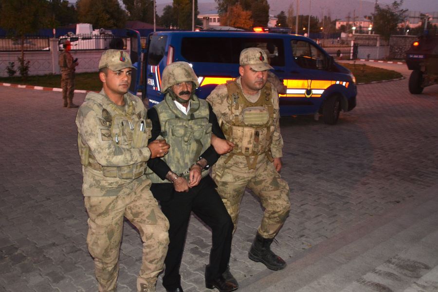 Eşini ve kızını öldüren zanlı adliyeye sevk edildi