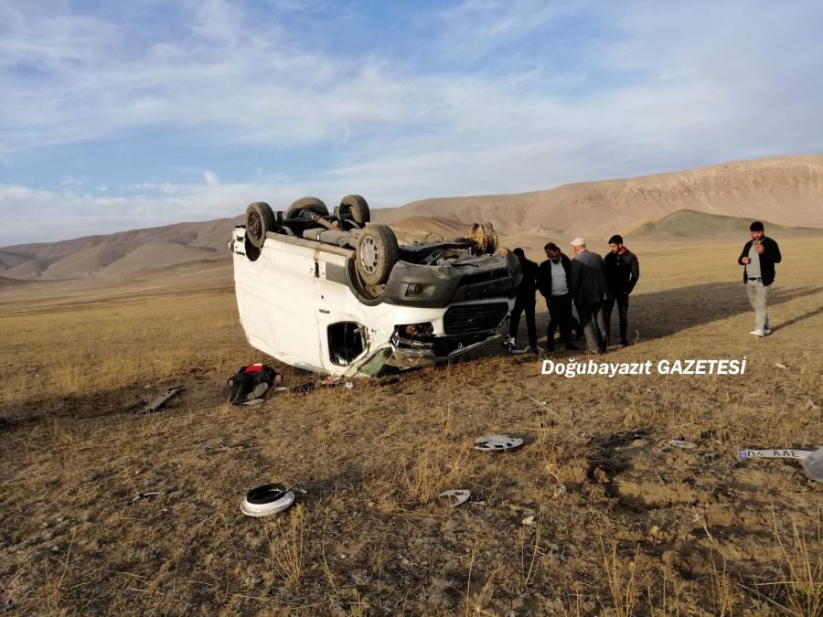 DOĞUBAYAZIT’TA ŞARAMPOLE DEVRİLEN MİNİBÜSÜN SÜRÜCÜSÜ YARALANDI