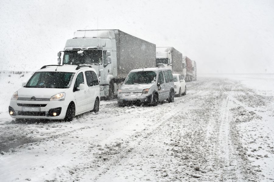 KAR YAĞIŞI DOĞUBAYAZIT-TENDÜREK GEÇİDİ’NDE ULAŞIMI AKSATTI…