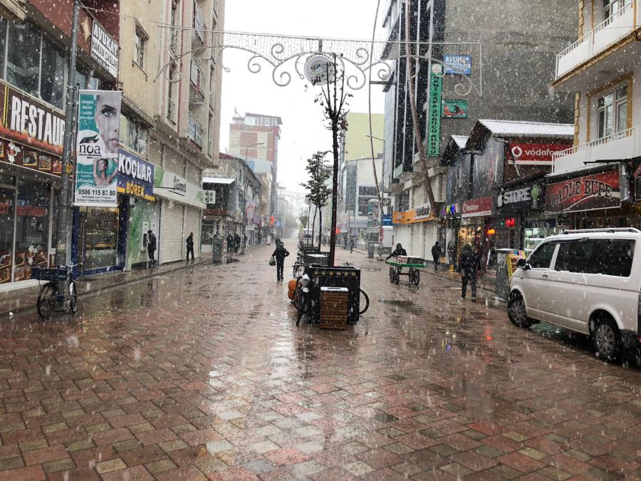 DOĞUBAYAZIT’A YILIN İLK KARI ERKEN GELDİ