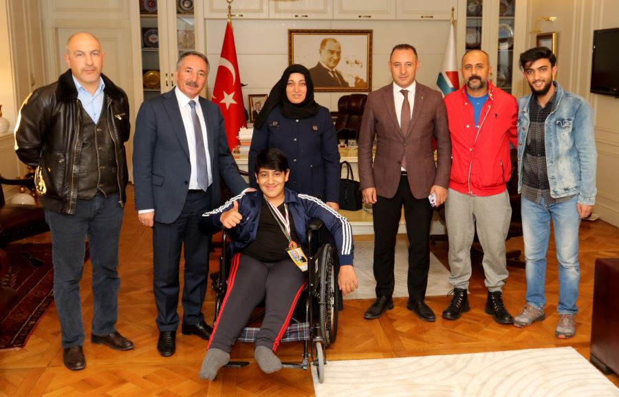 AİÇÜ Rektörü Prof. Dr. KARABULUT, Başarılı Sporcuyu Kutladı 