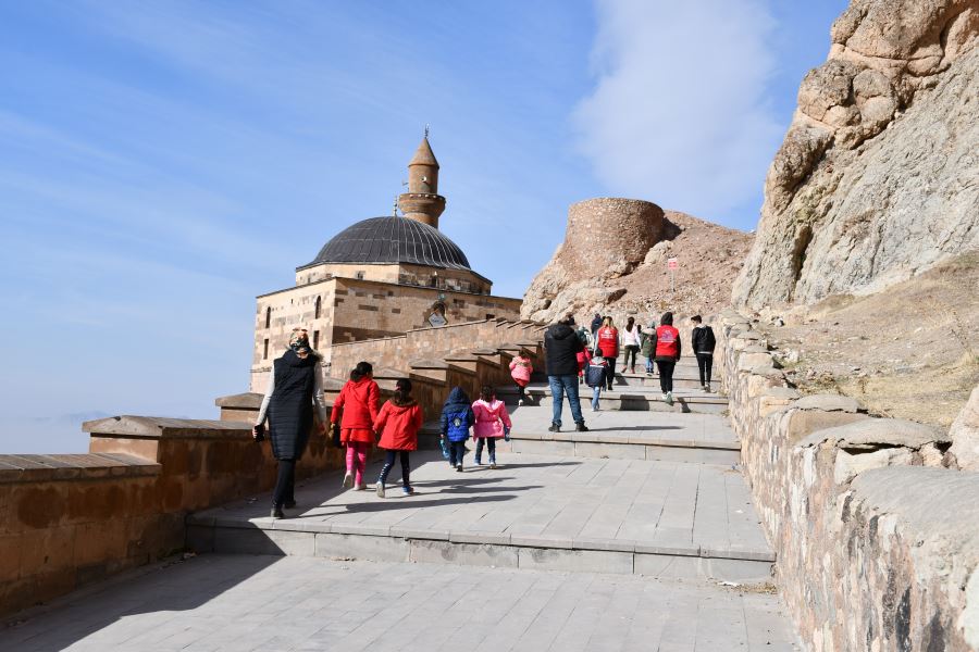 DOĞUBAYAZIT DIŞINDAKİ ÖĞRENCİLERİN İSHAK PAŞA SARAYI GEZİSİ