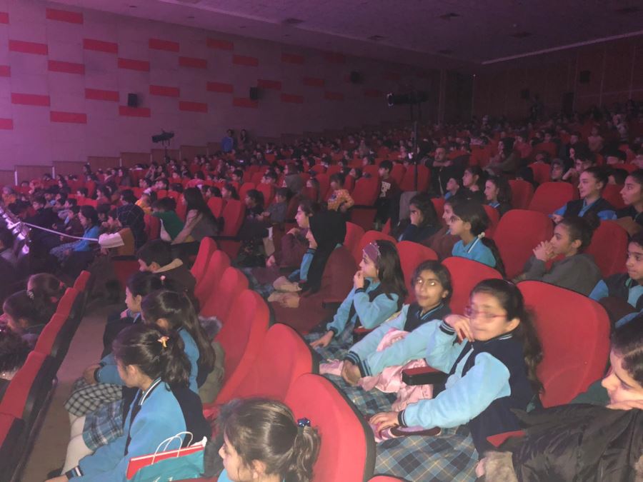 AĞRI’DA YARIM GÜN ÜLKESİ OYUNU SAHNE ALDI